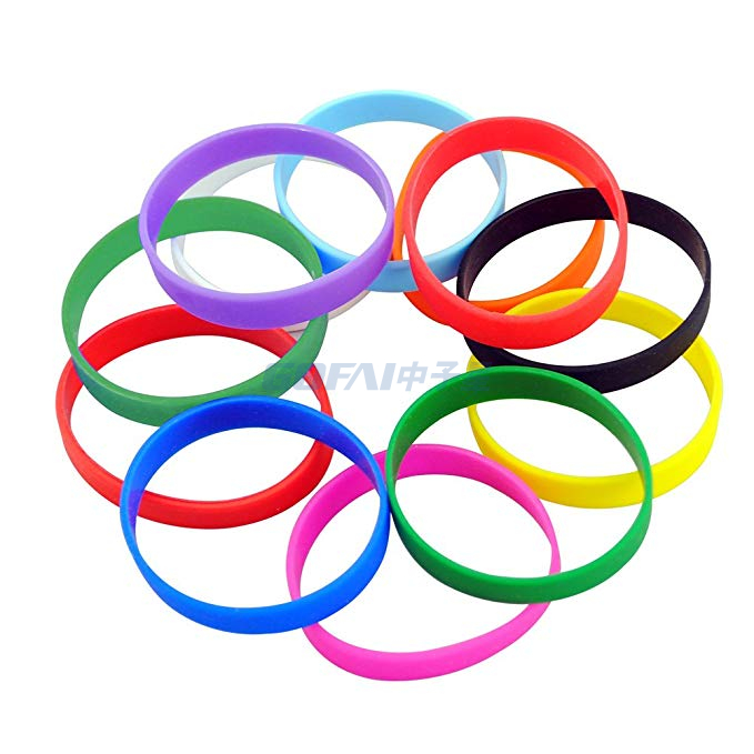 Kundengebundenes Logo-Basketball-Anzeigen-elastisches Silikon-Armband-Armband